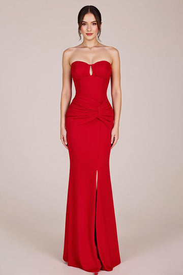 Robe longue formelle sirène froncée sans bretelles rouge avec fente